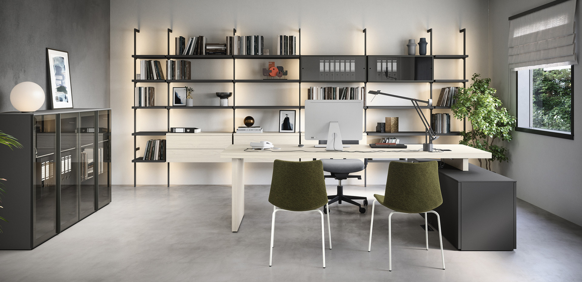 Ufficio con scrivanie e libreria illuminata