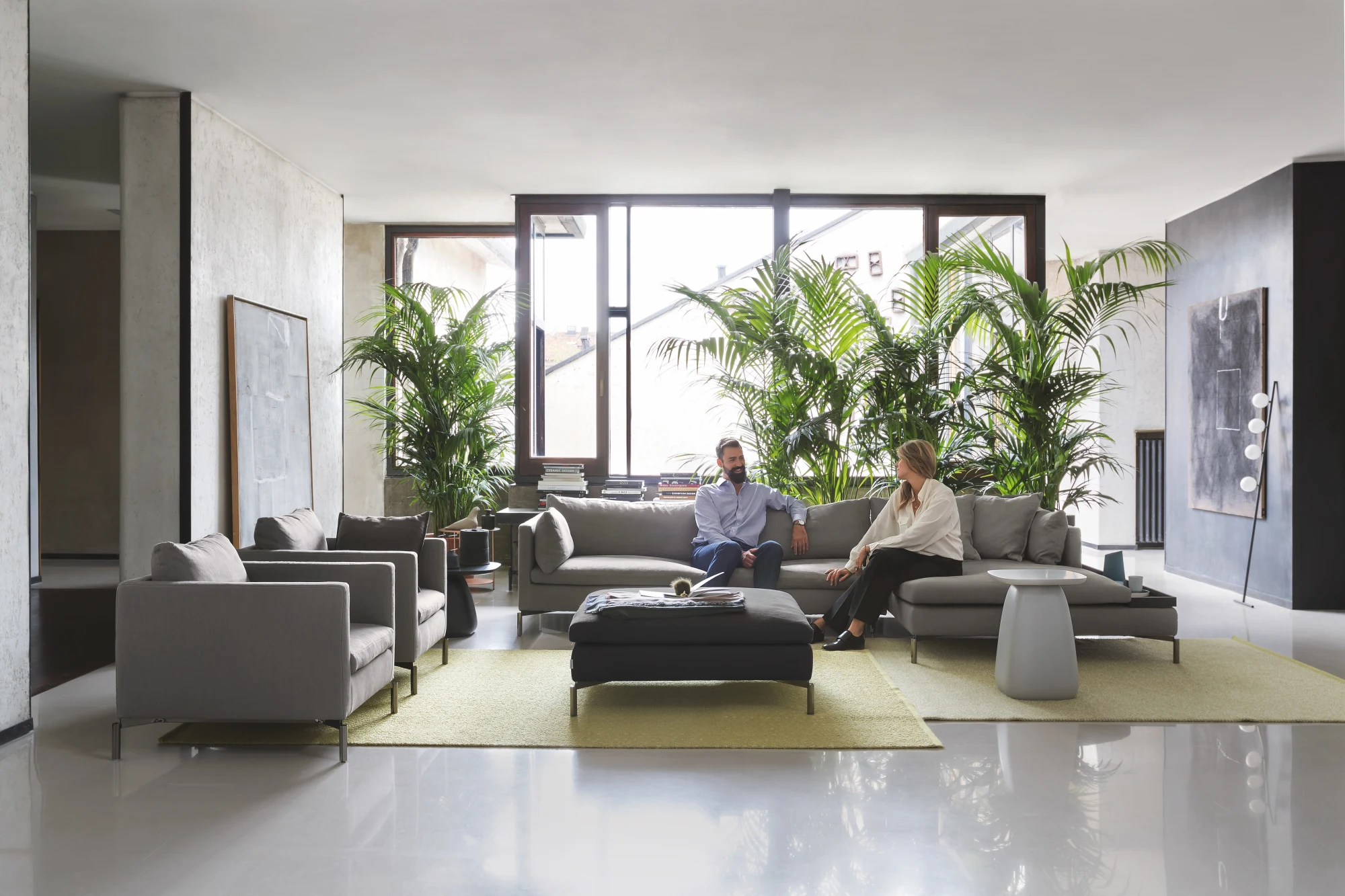 Soggiorno con pouf e piante